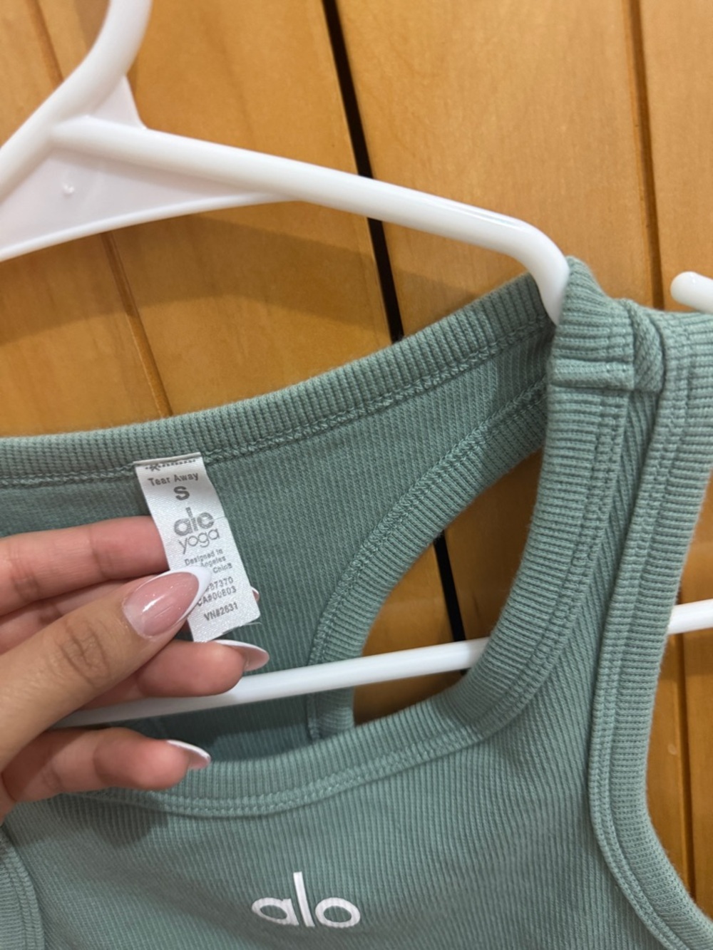 Alo Ribbed Cropped Tank - Picture 4 of 5